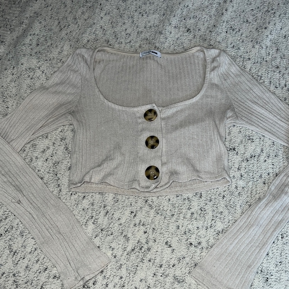 Size Small Fashion Novq Long sleeve cropped shirt!